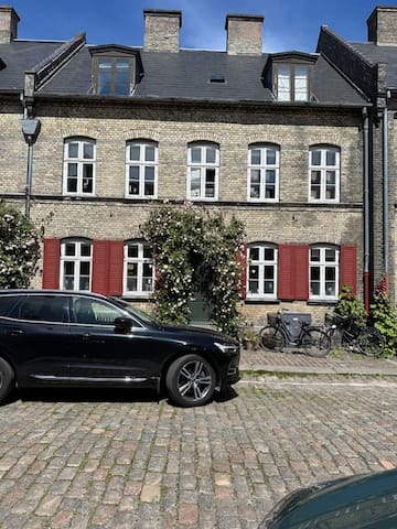 Dejligt 240 m2 byhus med privat gårdhave