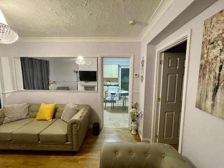 Semi Detached House In Aldershot - Farnham