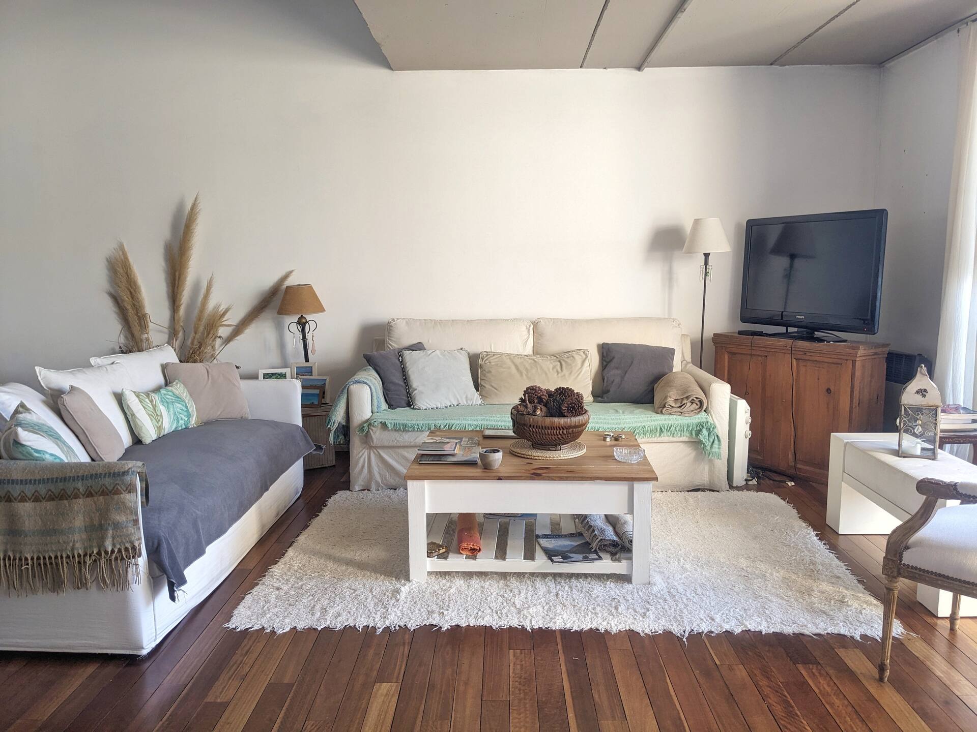 A bright two-story apartment in Beccar