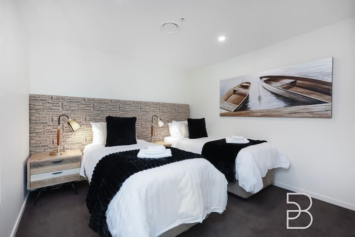 Chambre double spacieuse avec une chambre simple. Découvrez le summum du confort avec un lit et du linge de qualité hôtelière. Équipées d'un chargeur de téléphone, les lampes de table offrent une ambiance confortable pour la lecture ou la détente. Grand espace de rangement.