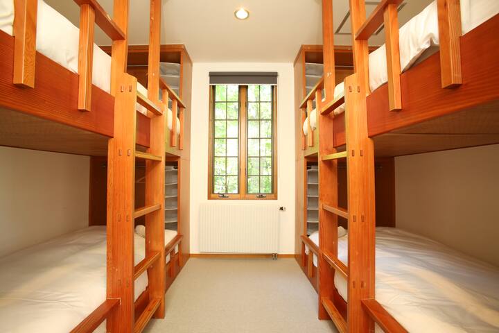 Quarto familiar com 2 beliches de solteiro com 1 cama king