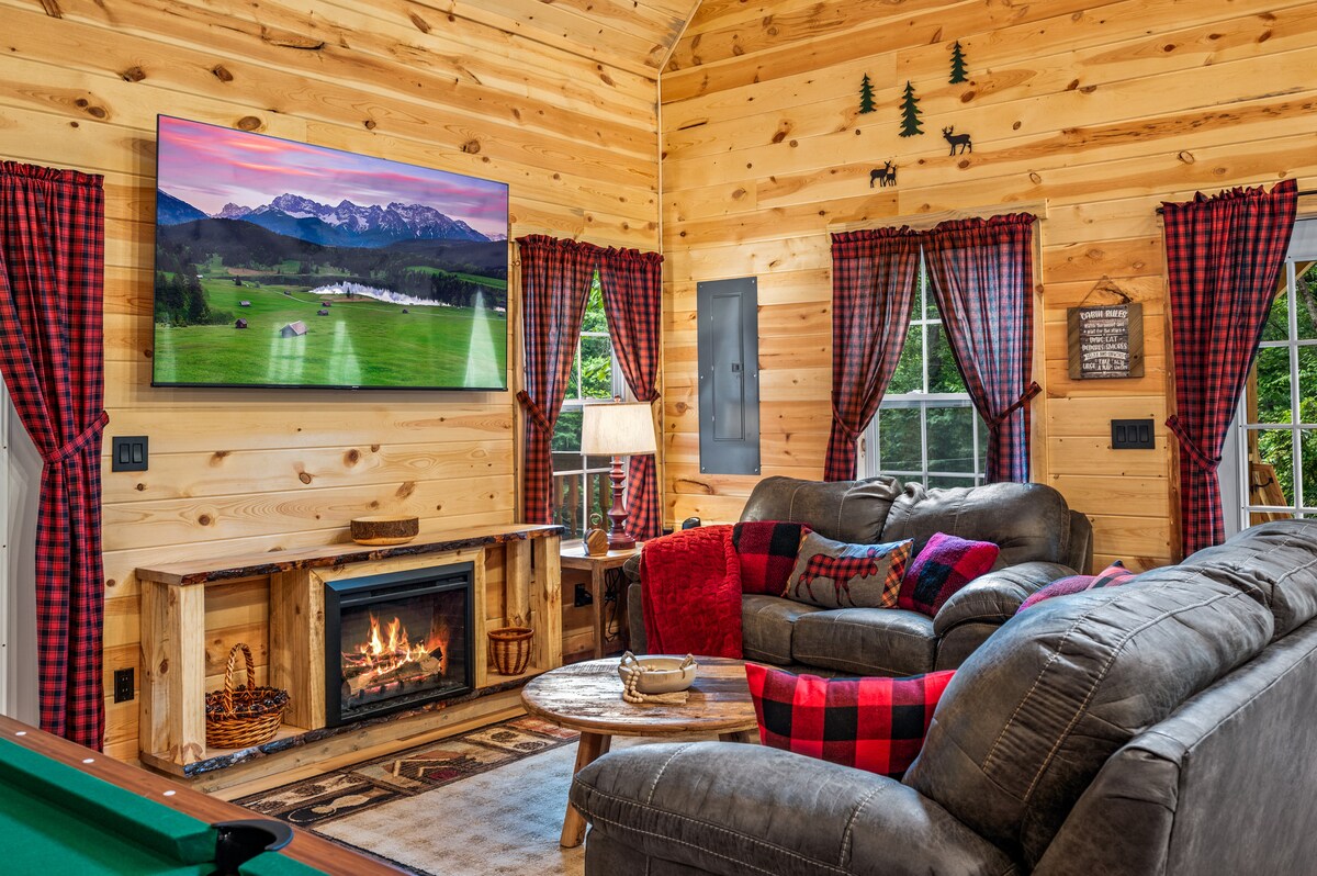 Popular Airbnb listing: <1 Mile to Gatlinburg Strip | 2 King Suites in Gatlinburg