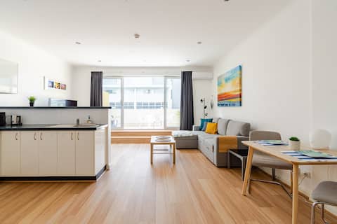 Popular Airbnb listing: Loft style apartment - large balcony, parking in Manly