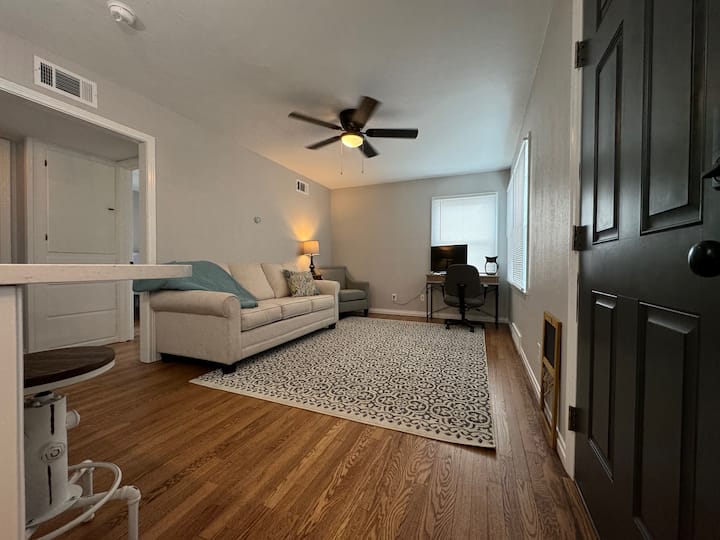 Cozy 1br • Work-ready Wi-fi • Self Check-in - Arkansas