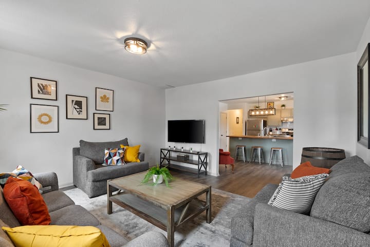 Hihat Lounge Lofts L Ac | Parking I On Brady St. - Milwaukee