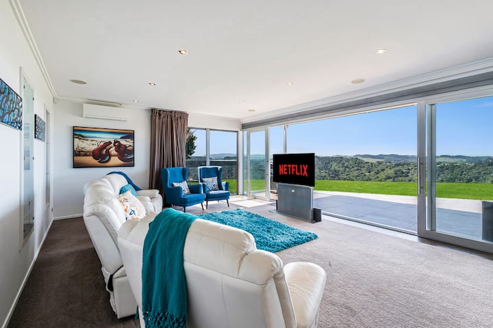 Panoramatické posuvné dvere odhaľujú úžasné výhľady doplnené luxusným posedením a prémiovou zábavou vrátane Netflixu, Sky a Sky Sports.