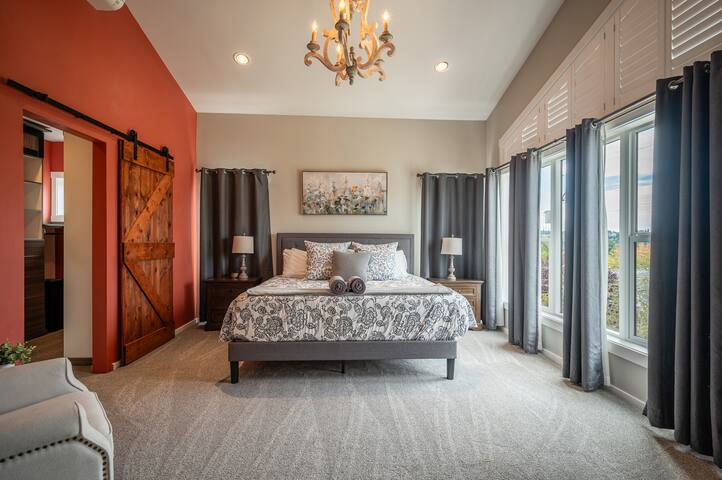 5BR Seattle Retreat | Rooftop Views + Family Fun gallery image 4