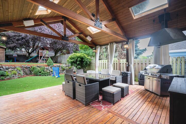 5BR Seattle Retreat | Rooftop Views + Family Fun gallery image 2
