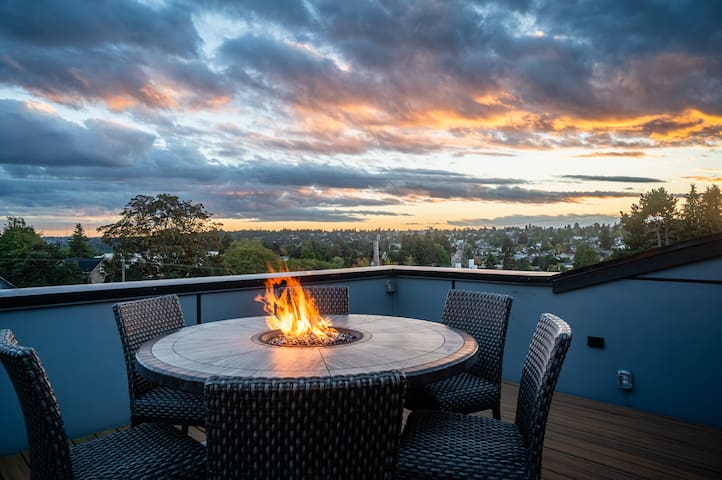 5BR Seattle Retreat | Rooftop Views + Family Fun