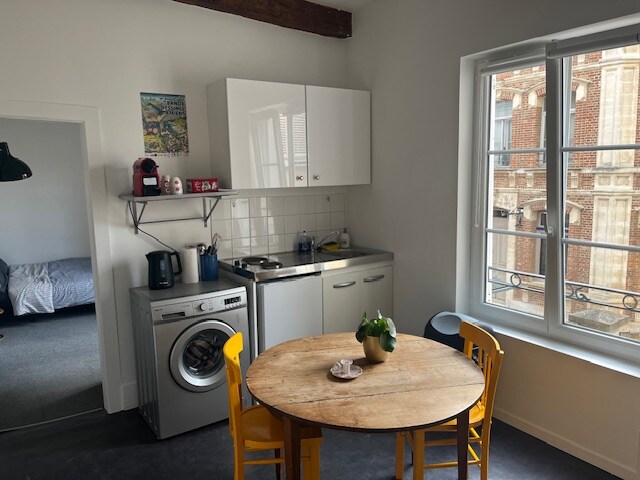 Airbnb performant: Studio at the foot of the Cathedral à Amiens