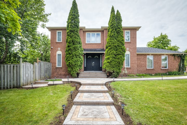 Entire Home | Toronto Hub | Thermea Spa | 12 Guest - Oshawa