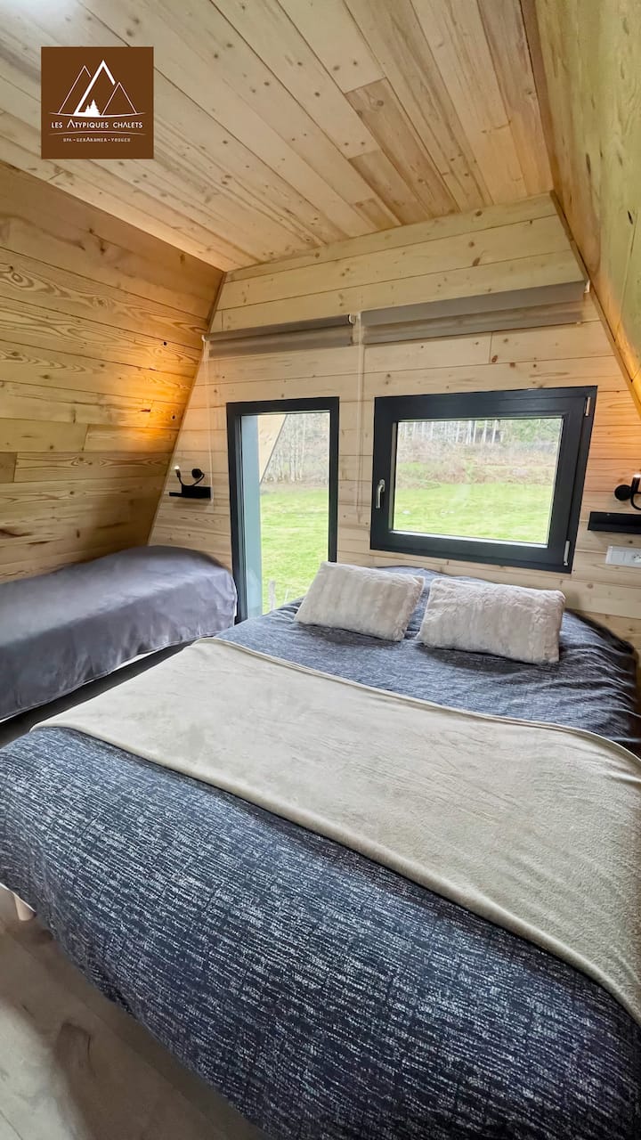 Spálňa v medziposchodí s manželskou posteľou, 1 samostatnou posteľou s výzdobou v nórskom štýle, veľkou policou a žalúziami. 