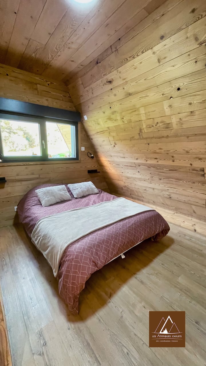 Pekná spálňa na prízemí s manželskými posteľami a elektrickými okenicami