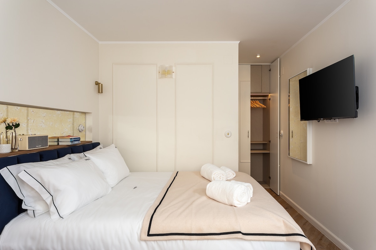 استمتع براحة تلفزيوننا الذكي وقم بترتيب أغراضك في الخزانة، التي تقع بالقرب من الحمام.