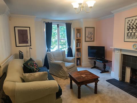 Successful Airbnb property: Charming One Bedroom Garden Flat in Cobham