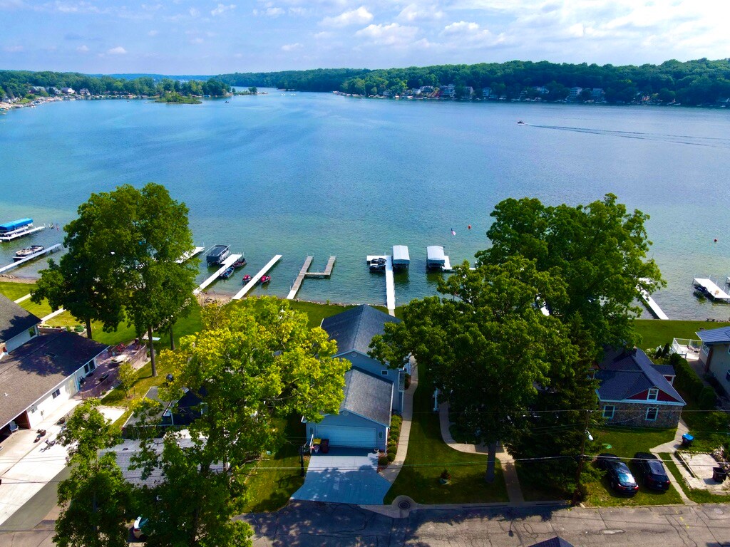 Lakefront, Walk to Restaurants/Bars, Dog Friendly Cottages for Rent