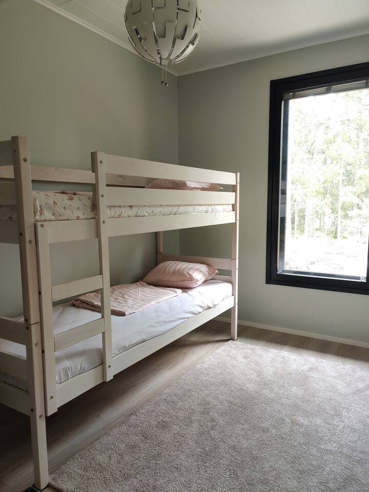 Spálňa s poschodovou posteľou 80 x 200.