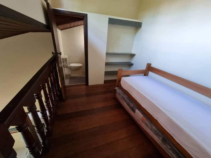 החדר הזה הוא קומת ביניים עם 2 מיטות יחיד וחדר רחצה (חלל פתוח) צריך לטפס במדרגות כדי להגיע לקומת הביניים. 