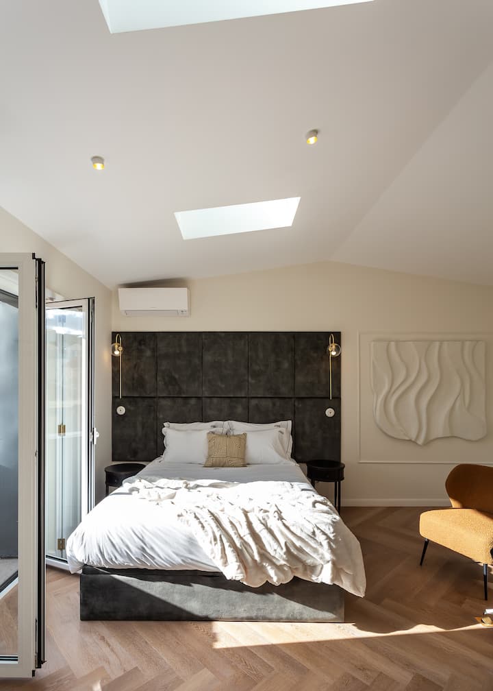 Otra perspectiva de la cama, que ofrece un ambiente acogedor.