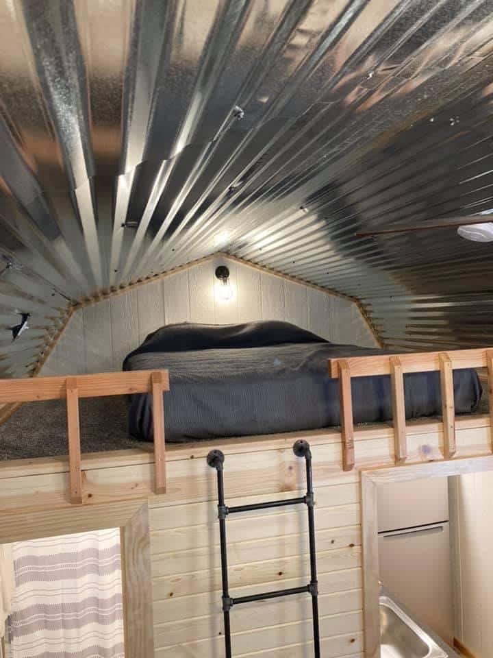 سرير بحجم كوين على جانب واحد من المقصورة. يجب عليك تسلق السلم للصعود إلى الأسرّة. 2) أسرّة مزدوجة الحجم على الجانب الآخر من المقصورة.