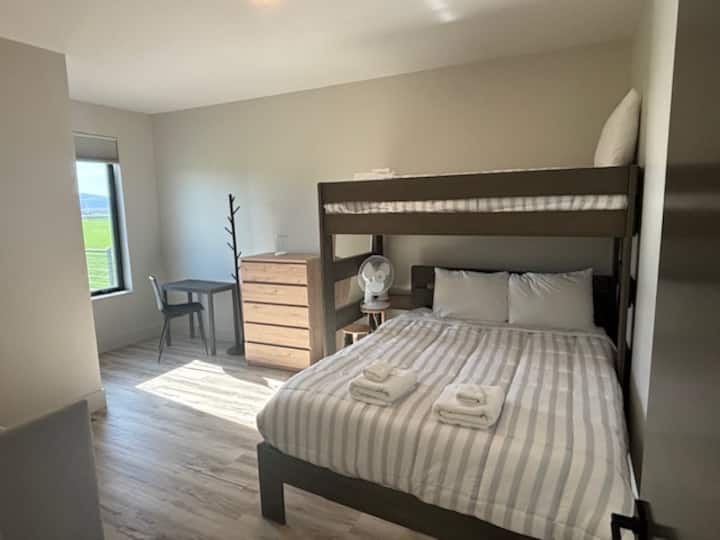 U drugoj spavaćoj sobi nalazi se bračni krevet na kat i velika stolica koja se izvlači i postaje iznimno dug krevet s madracem od memorijske pjene. U sobi se nalazi i radni stol.