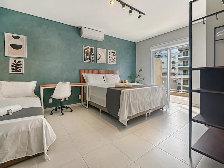 Chumba chenye kitanda 1 cha kifalme na kitanda 1 cha mtu mmoja, chenye kiyoyozi, ufikiaji wa roshani na meza ya ofisi ya nyumbani