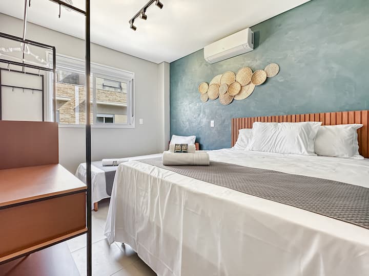 Chumba chenye kitanda 1 cha Queen na kitanda 1 cha mtu mmoja, kiyoyozi na eneo la kuhifadhi nguo