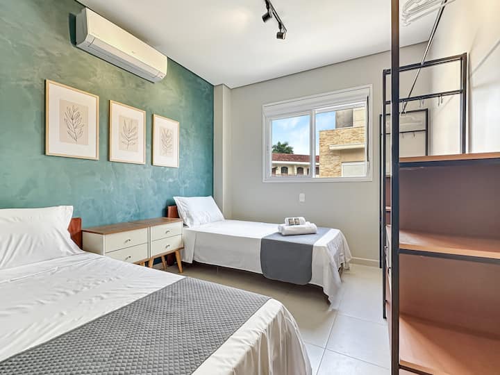 Chumba chenye vitanda 2 vya mtu mmoja na kiyoyozi