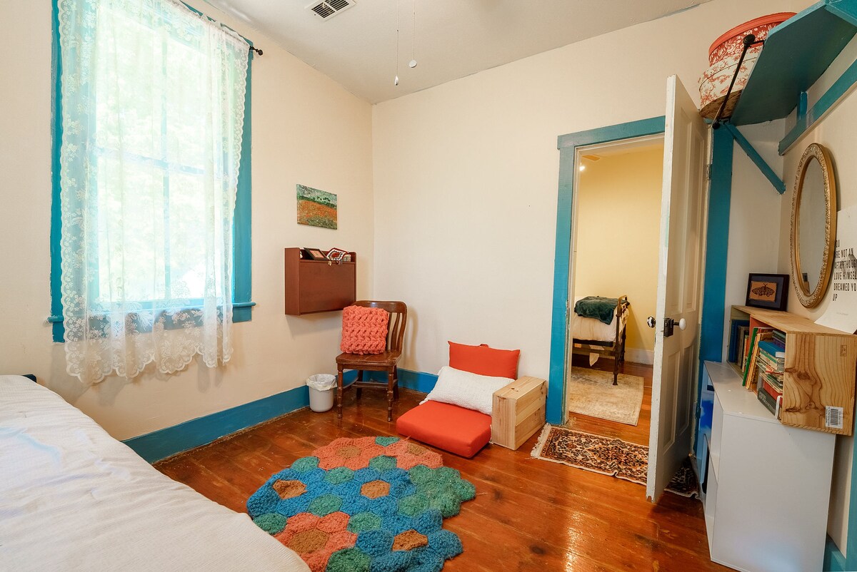 Ეს არის ჩვენი ერთ ‑ ერთი ოთახი, რომელიც საშუალებას გაძლევთ, გახდეთ 2-საძინებლიანი აპარტამენტი და გააღოთ მიმდებარე კარი.  Ამ კონფიგურაციისთვის მოიძიეთ ჩვენი ცალკე განცხადება.