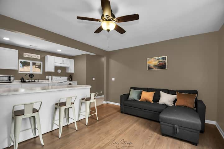 Retro 2br Apartment Near Navy Base And Casino - North Chicago, IL