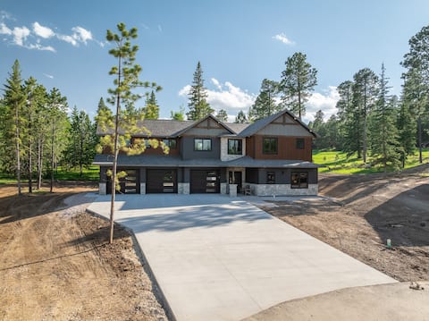 New, 6 King Beds, 5 .5 Bath, Home Theater, Hot Tub