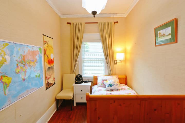 Barrita eléctrica protectora de sobretensiones en la mesa auxiliar. Ten en cuenta que las paredes y techos estaban recién pintados y que el mapa del mundo se trasladó al pasillo, que no se reflejan en las fotos.