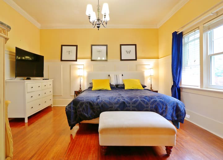 Ten en cuenta que las paredes y techos estaban recién pintados y que los accesorios de iluminación se actualizaron recientemente, que no se reflejan en las fotos.