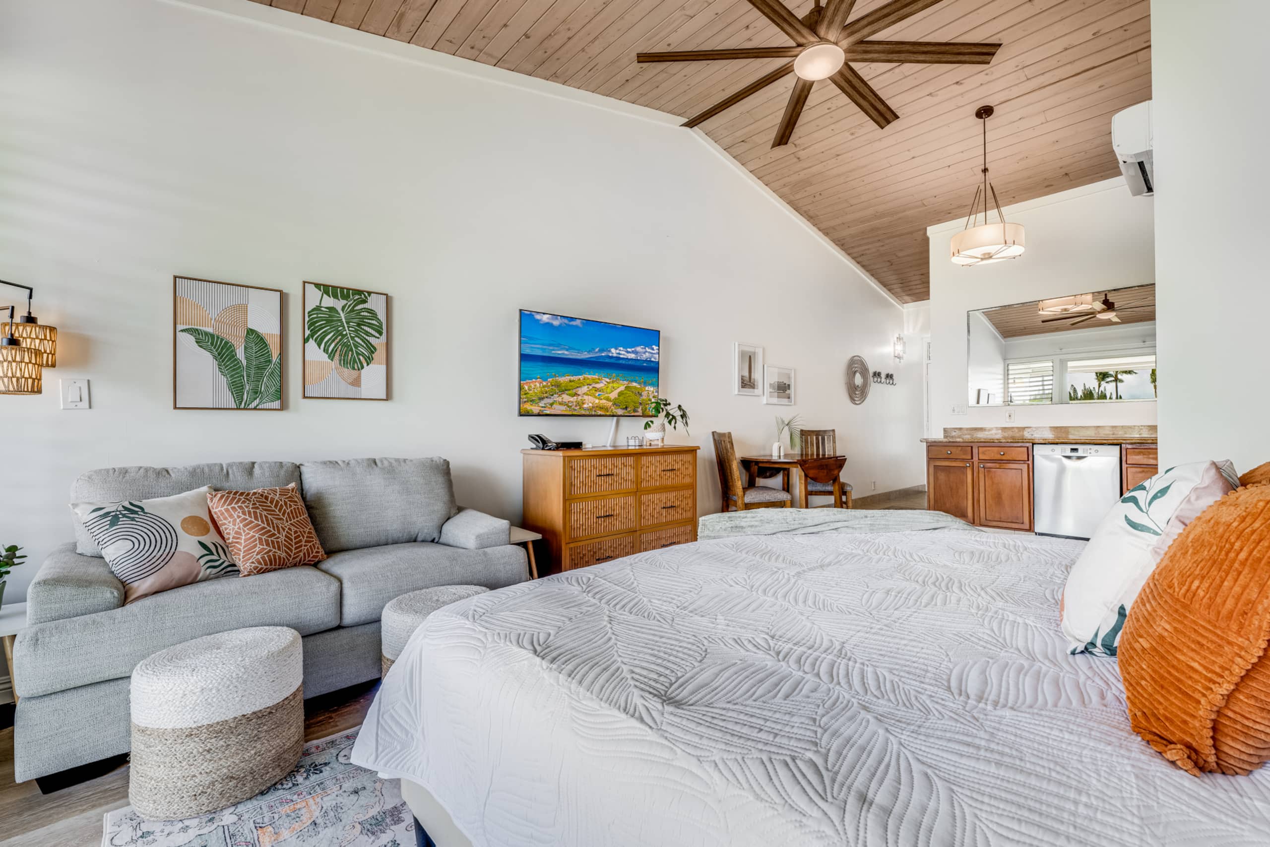 Condo in Lahaina · ★4.98 · Studio · 1 bed · 1 bath - Image 5