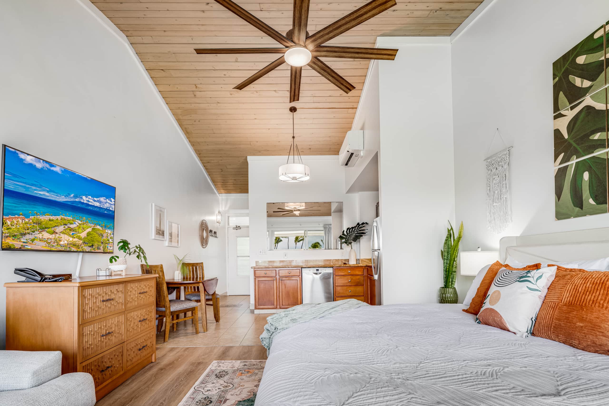 Condo in Lahaina · ★4.98 · Studio · 1 bed · 1 bath - Image 7
