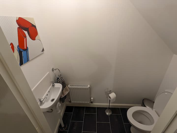 Слика 1 од Соба во близина на центарот на градот, приватен бесплатен паркинг со туш