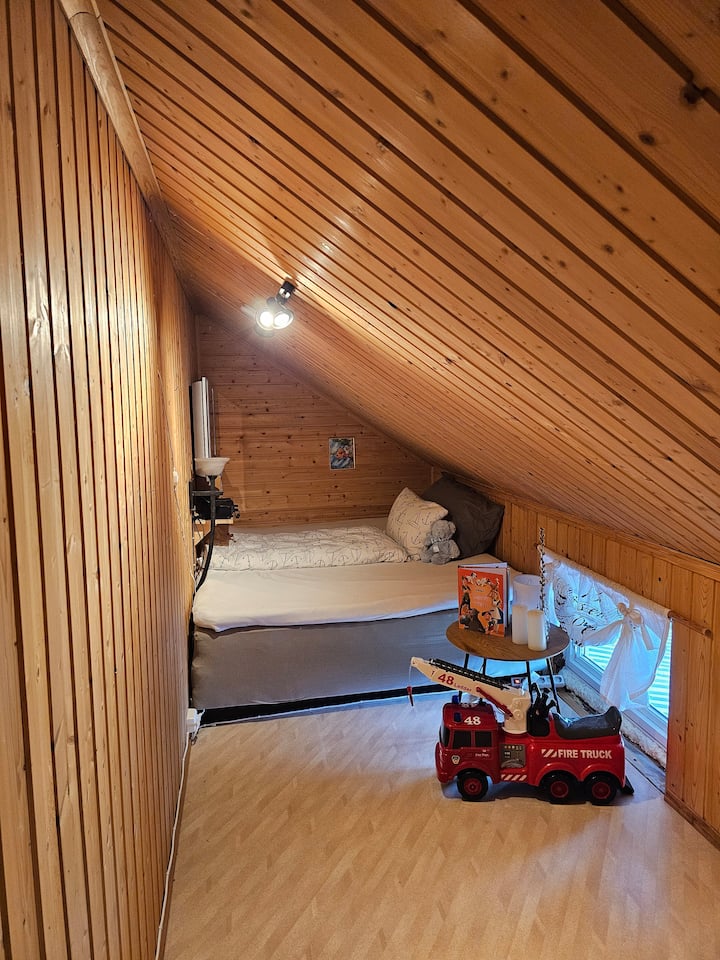 Спалня 3 с легло 180x200 м. Ще се използва като детска стая. 