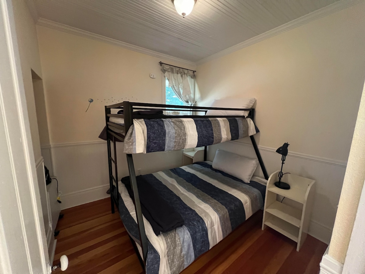 El segundo dormitorio tiene una litera doble y un vestidor.