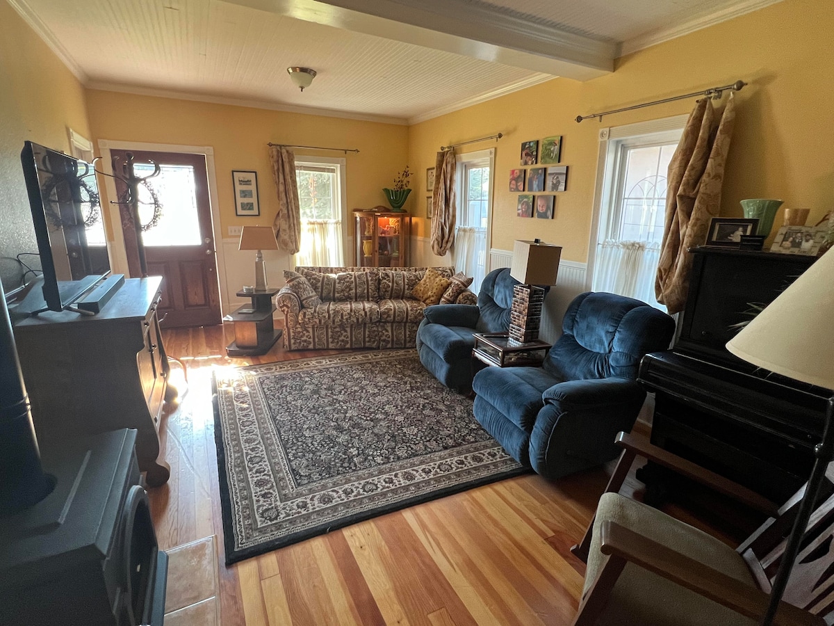 Una cómoda sala de estar con chimenea de gas, TV inteligente y muchos asientos. Hay un antiguo piano de cola Steinway en la sala de estar. Si tocas el piano, eres bienvenido. 