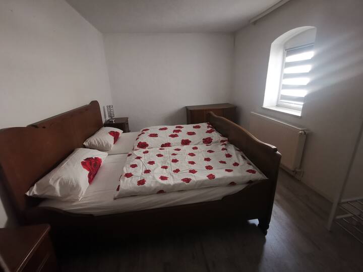 เตียงอาจ "สั้น" เล็กน้อยสำหรับผู้เข้าพักที่มีขนาดใหญ่กว่าเล็กน้อย (182 ซม.) ผ่านด้านหน้าและด้านหลัง