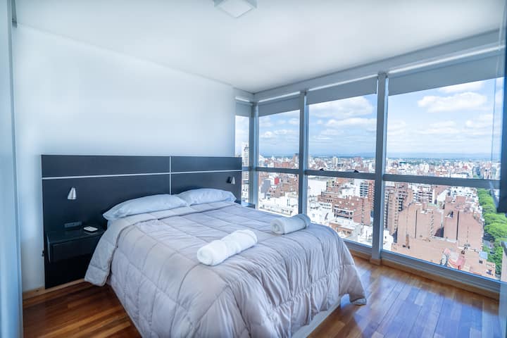 Master room with en-suite bathroom and privileged view of the city. Smart TV available.