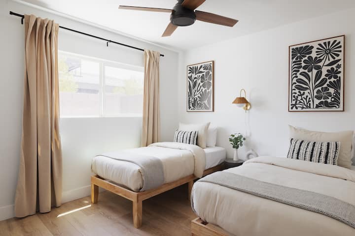 - Двойна спалня с модерни черно-бели произведения на изкуството - Уютни неутрални тонове и меко спално бельо за гости - Дом в Airbnb, идеален за семейства или малки групи  