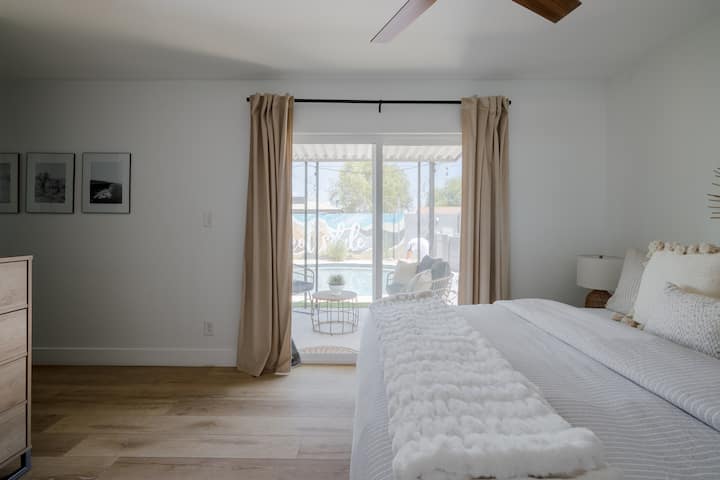 - Спокойна спалня с голямо двойно легло и вътрешен двор с достъп до басейна   - Естествена светлина и меки земни тонове за спокойни нощи   - Airbnb убежище с релаксиращ пустинен чар  