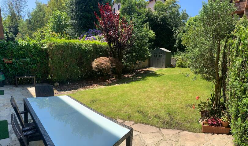 Acogedora casa con un precioso jardín y parking