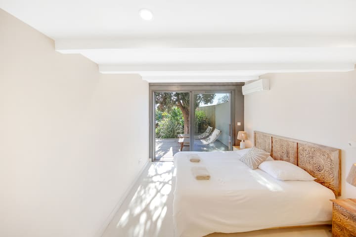 Chambre n°3 équipée d'un lit 160x200 cm avec matelas de qualité.
Climatisation réversible.
Toilettes séparées.