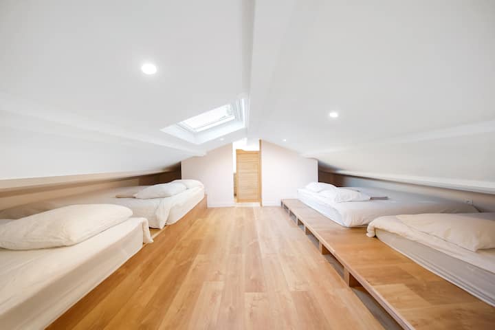 Chambre n° 4 type dortoir à l’étage équipée de 4 lits de 180 x 200 cm pour un confort maximal.
Climatisation réversible pour une température idéale en toute saison.