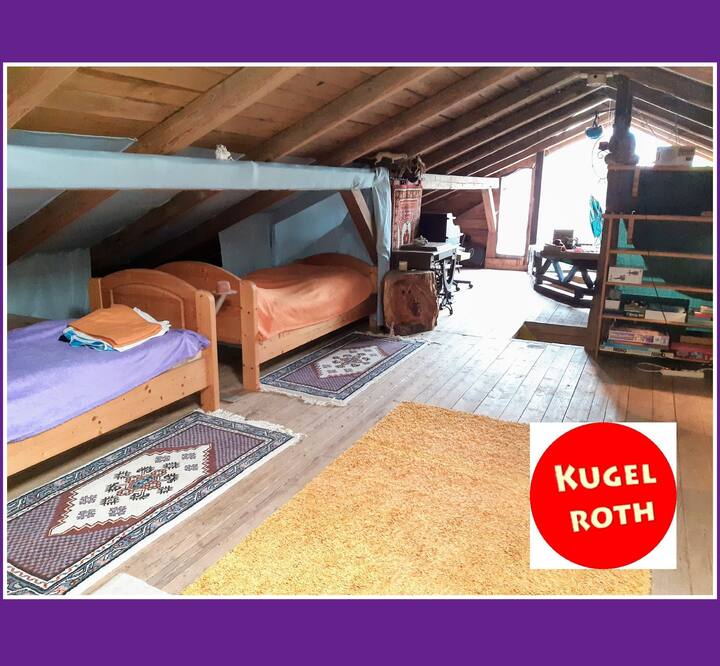 Das große Schlafzimmer mit Zugang zur oberen Dachterrasse und dem Kinderrondell. 