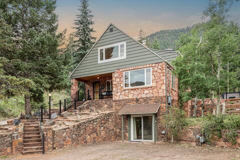 Mountain Bliss Retreat: Hot Tub and Luxe Comfort!