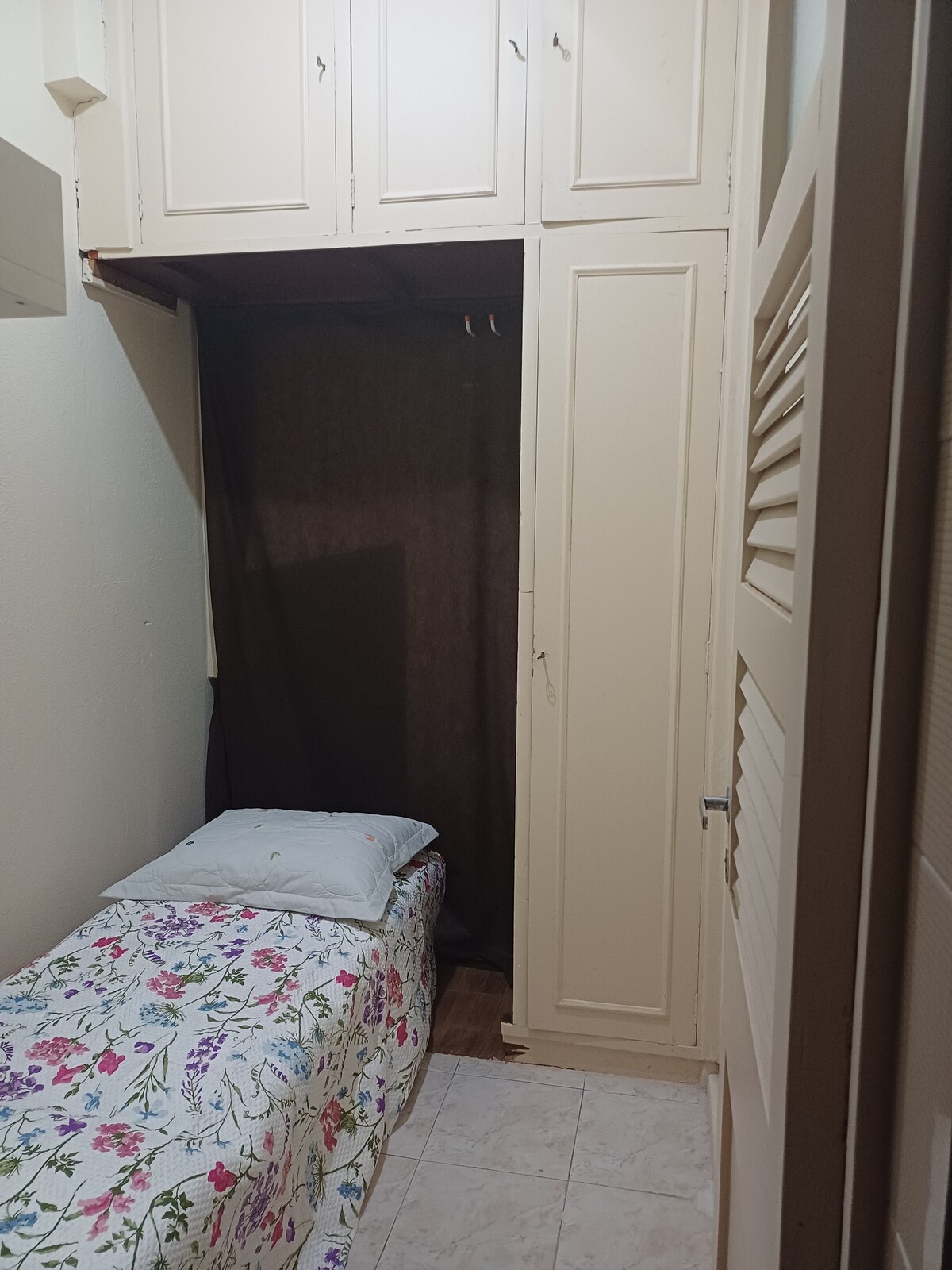 Minúsculo NANOquartinho de Dependencia con sillón de una sola cama ya llena la mitad del espacio.