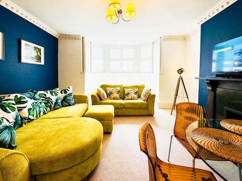 Top performing Airbnb: Spacious flat with superking bed + free parking in Redland